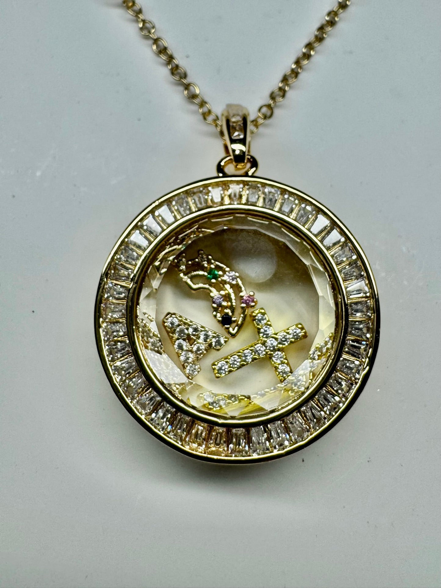 Jewels Round Charm Locket
