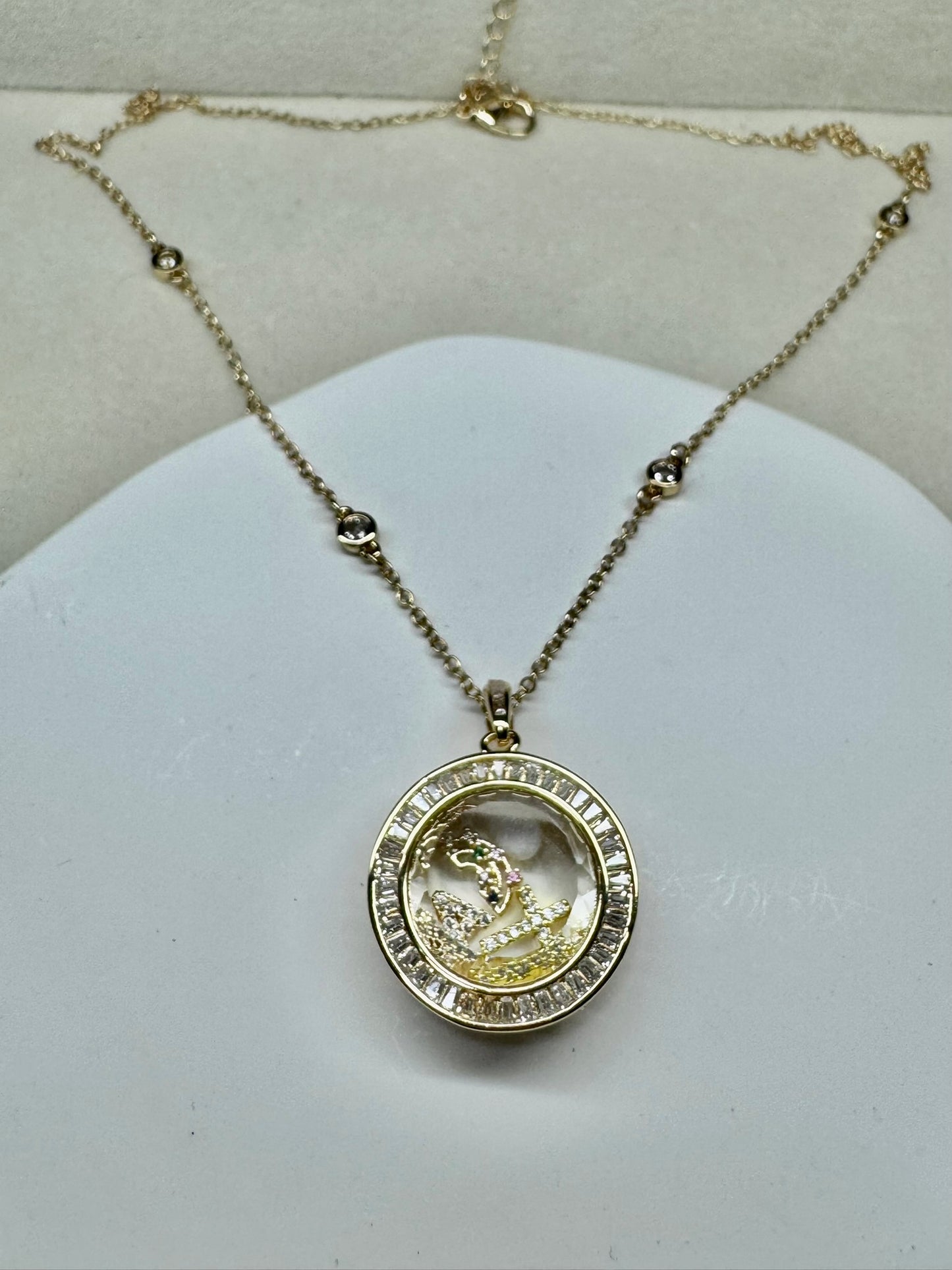 Jewels Round Charm Locket