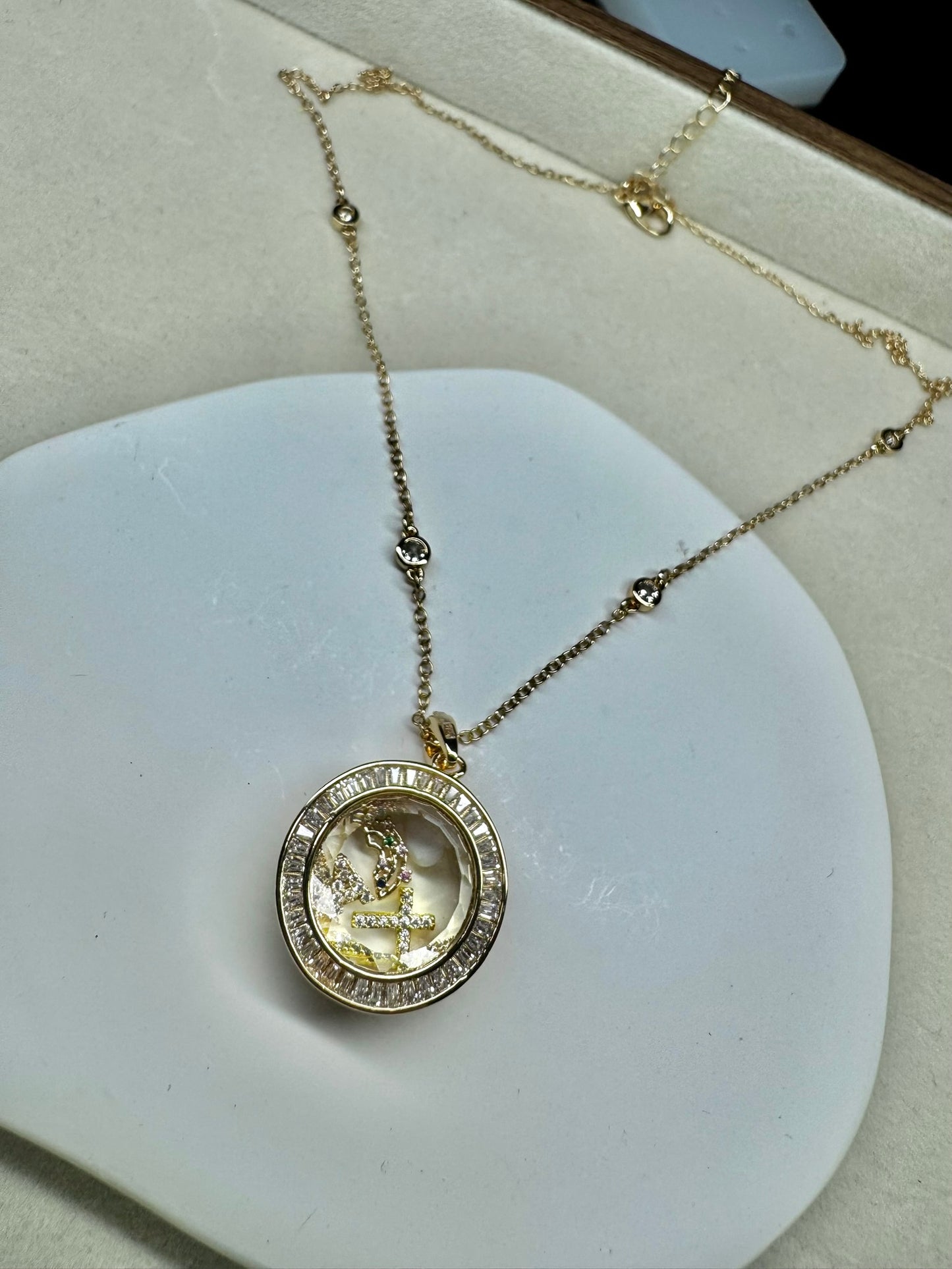 Jewels Round Charm Locket